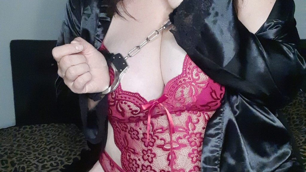 curvybrunette